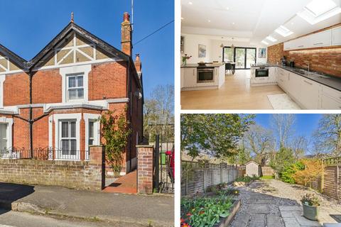 undefined, Thames Avenue, Pangbourne - walk to the shops & train station