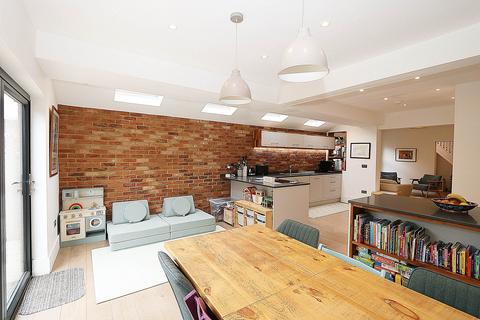 undefined, Thames Avenue, Pangbourne - walk to the shops & train station
