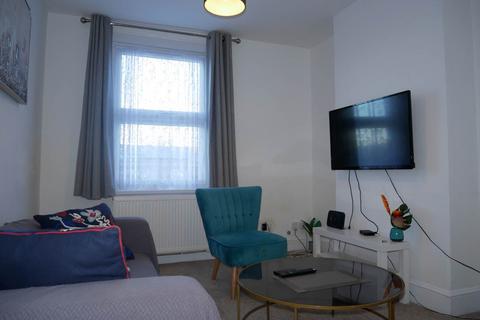 3 bedroom house to rent, Mount Road, Chatham, Kent