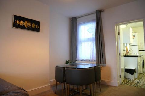 3 bedroom house to rent, Mount Road, Chatham, Kent