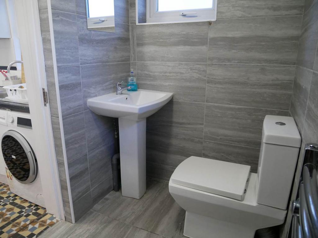 Shower room 2