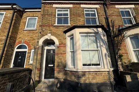 2 bedroom flat to rent, Heron Road, London