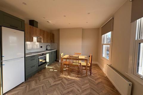 2 bedroom flat to rent, Heron Road, London