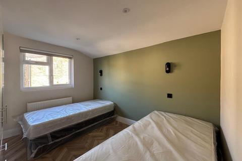 2 bedroom flat to rent, Heron Road, London