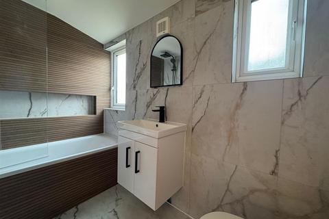 2 bedroom flat to rent, Heron Road, London