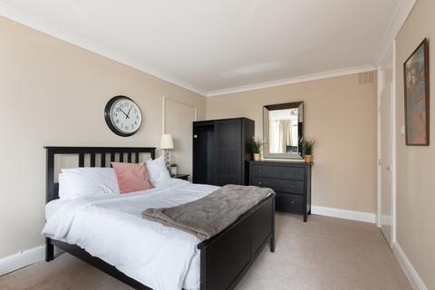 Studio to rent, Romney Court, Haverstock Hill, London, NW3