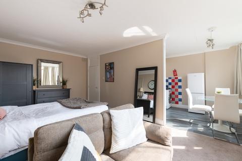 Studio to rent, Romney Court, Haverstock Hill, London, NW3