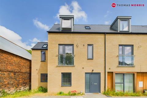 3 bedroom end of terrace house to rent, Farrier Court, Cambridgeshire PE19