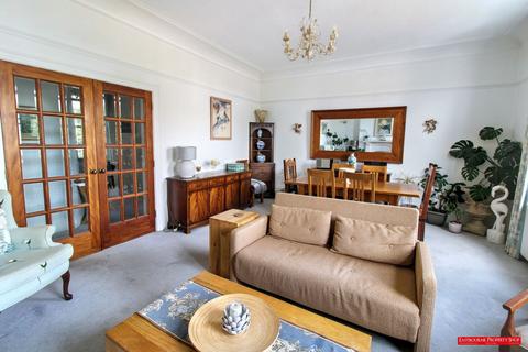 4 bedroom apartment to rent, Hyde Gardens, Eastbourne BN21
