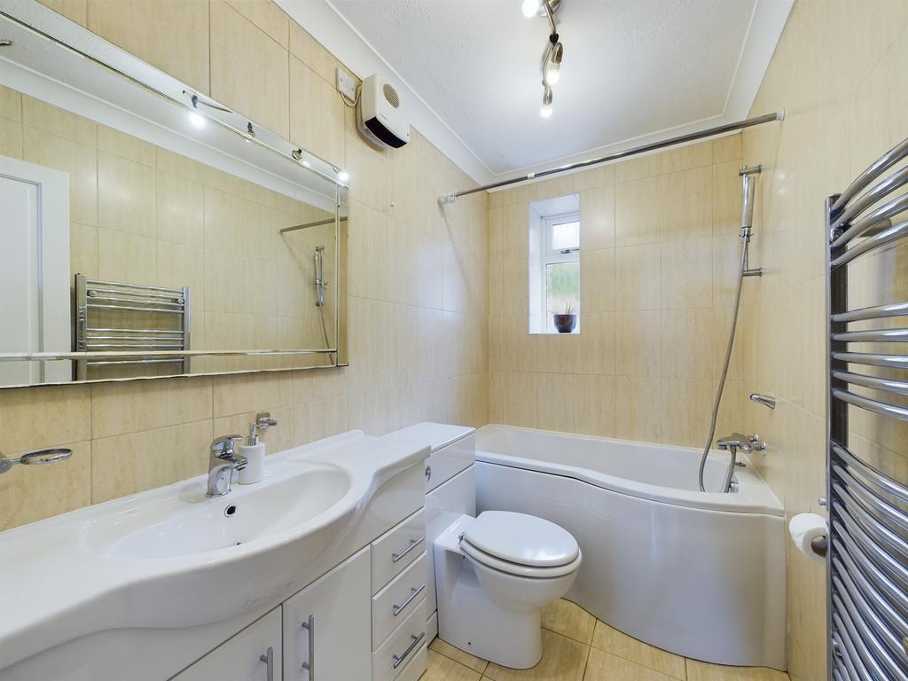 13 family bathroom CAM03481 G0-PR0044-STILL018