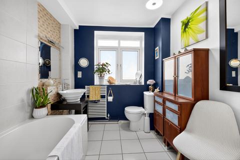 2 bedroom flat for sale, Thorncroft Street, London, SW8