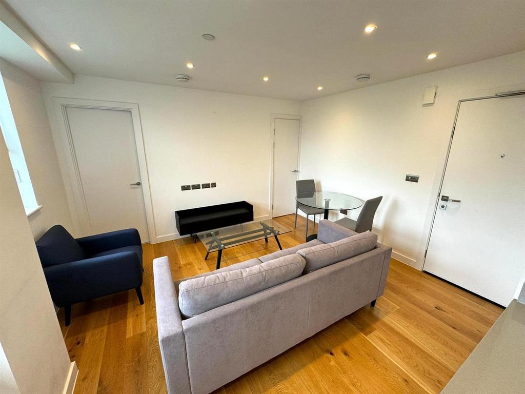 Living room pic 1.jpg