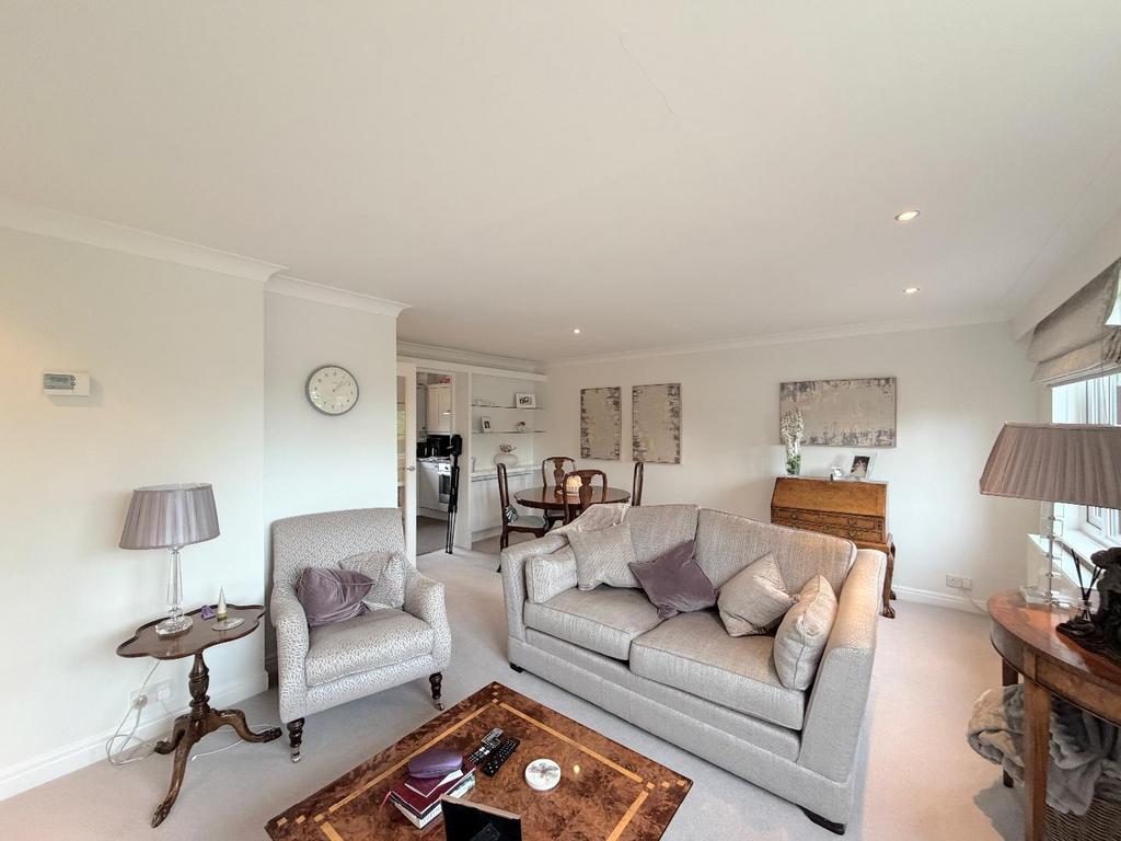 Open plan lounge/dining area