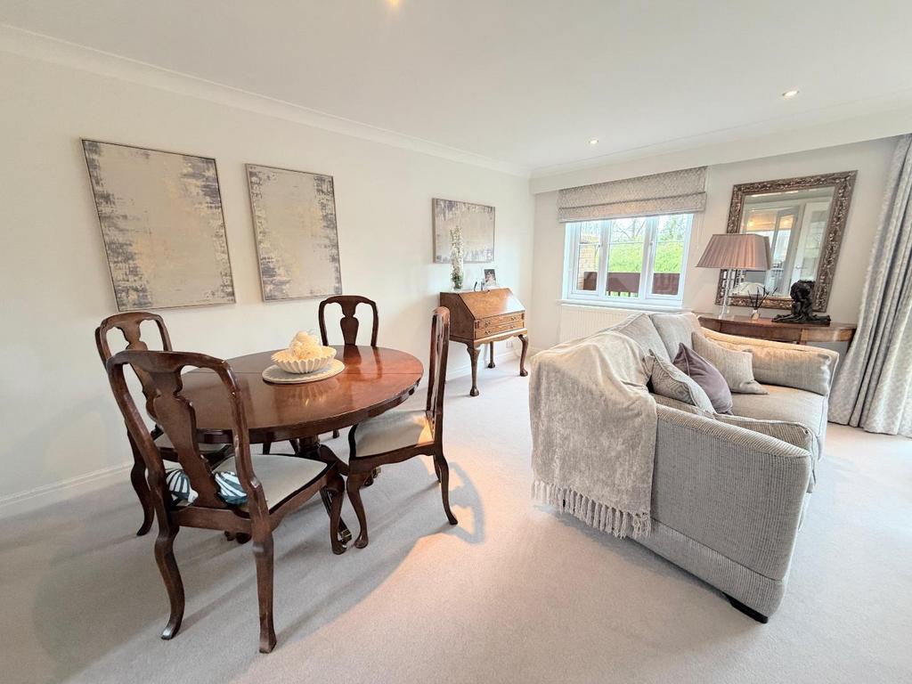 Open plan lounge/dining area