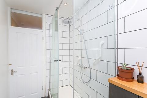 2 bedroom flat to rent, Valley Road, Streatham, London, SW16