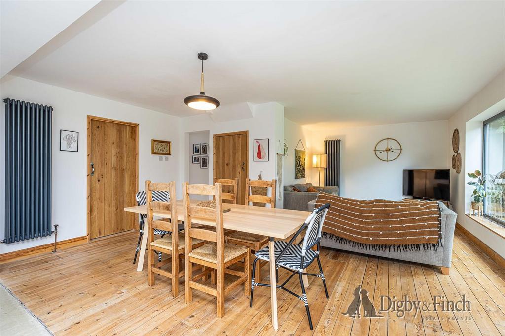 Dining &amp; Sitting Area