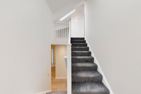 2 bedroom apartment to rent, Savoy Court, Brentford TW8