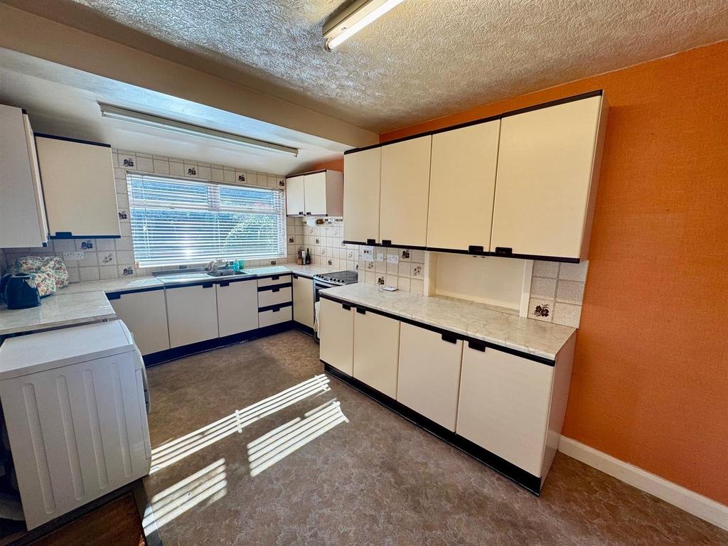 Kitchen 2.jpg