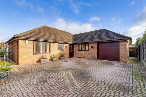 3 bedroom detached bungalow for sale, Briar Gardens, Nottingham NG14