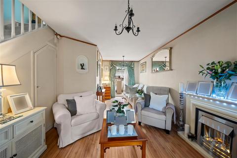 2 bedroom end of terrace house for sale, Bradshaws Close, London