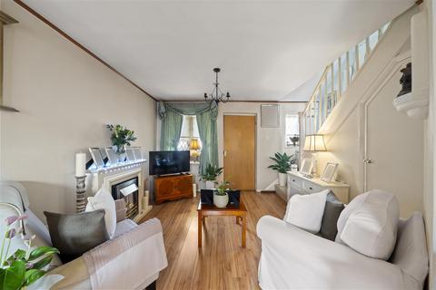 2 bedroom end of terrace house for sale, Bradshaws Close, London
