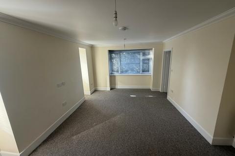 undefined, Manor Road, Bournemouth. One Double Bedroom, Third Floor Flat Available Now