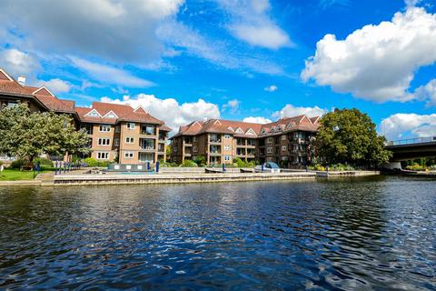 3 bedroom flat to rent, The Eights Marina, Mariners Way, Cambridge