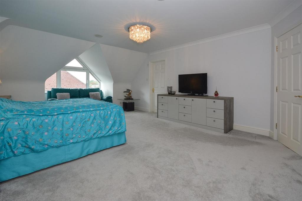 Main Bed 2.jpg