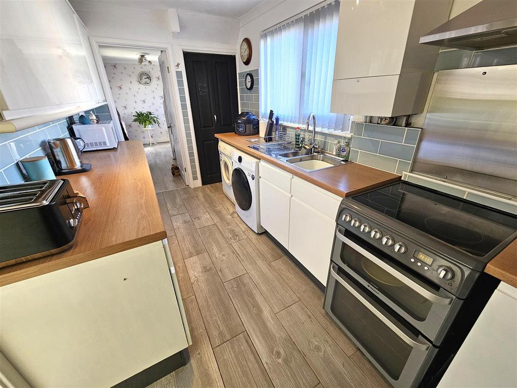 Kitchen (2).jpg
