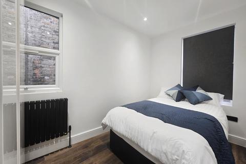 1 bedroom in a flat share to rent, Wandsworth High Street, London SW18