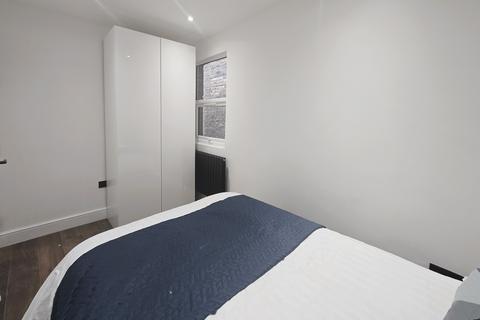 1 bedroom in a flat share to rent, Wandsworth High Street, London SW18