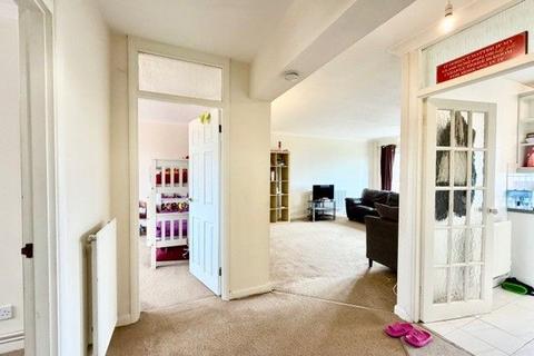 2 bedroom flat for sale, Bushey Hall Road, Bushey WD23