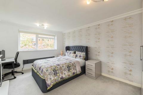 2 bedroom flat to rent, Putney Hill, London SW15