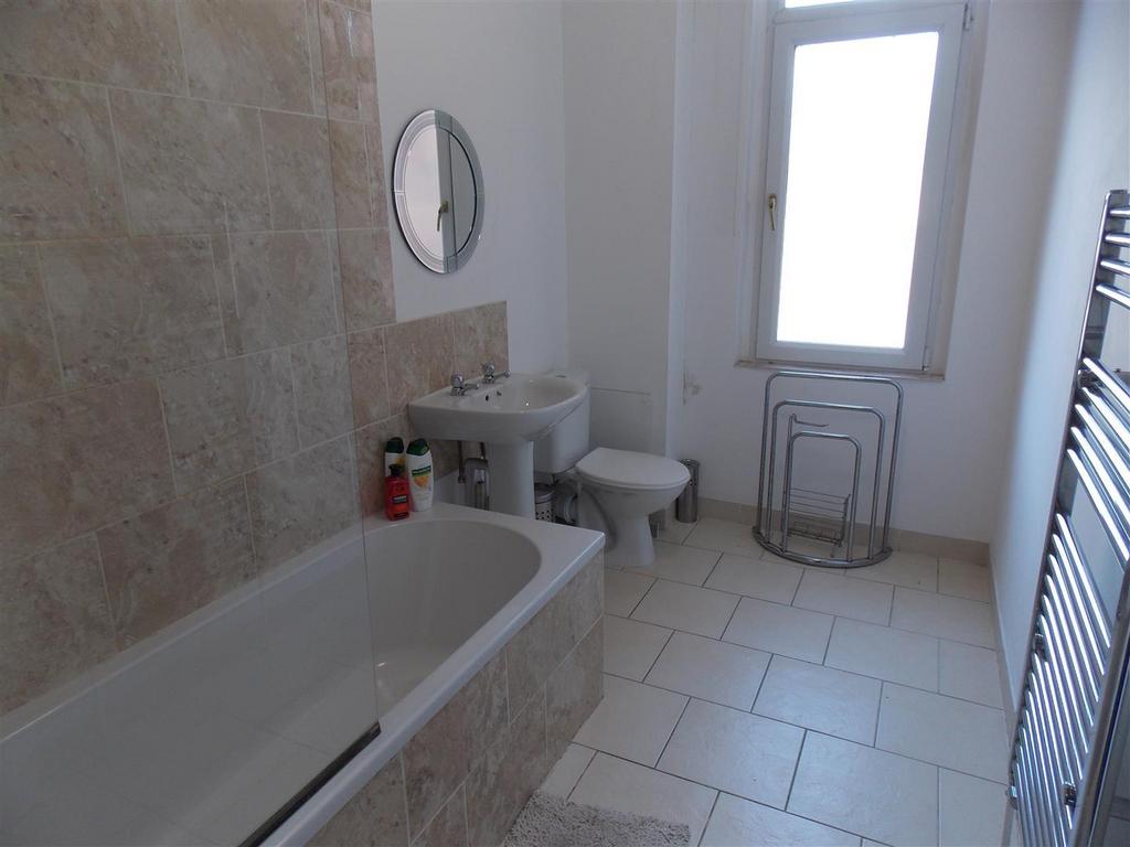 Bathroom - 4 Station.jpg