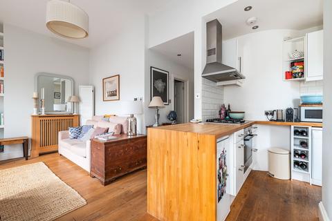 1 bedroom flat for sale, Haselrigge Road, London, SW4