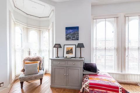 1 bedroom flat for sale, Haselrigge Road, London, SW4