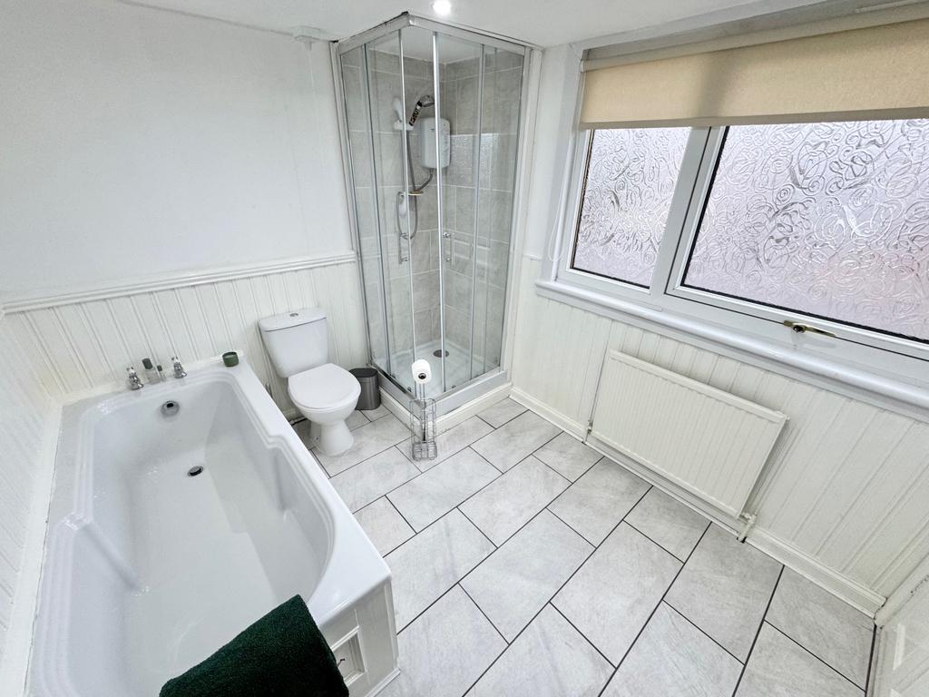 Hawthorn Crescent, Beith family bathroom photo