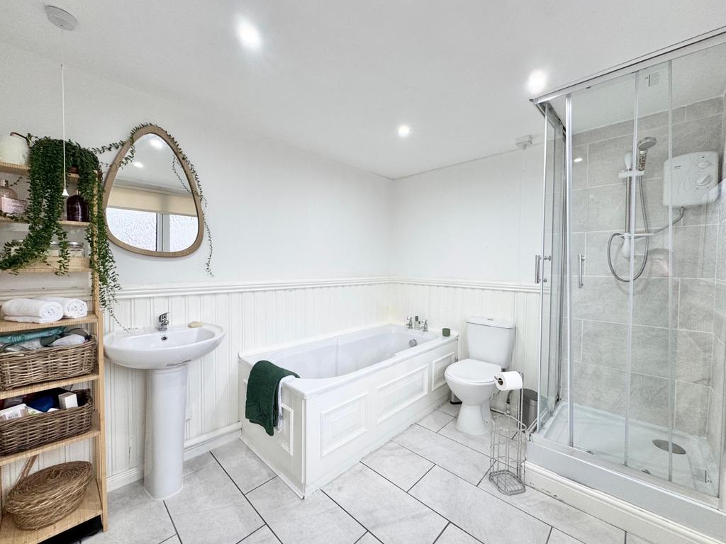 Hawthorn Crescent, Beith family bathroom