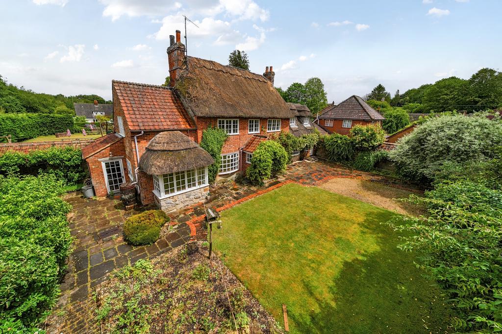 Lockeridge, Marlborough, SN8 4 bed detached house for sale - £700,000