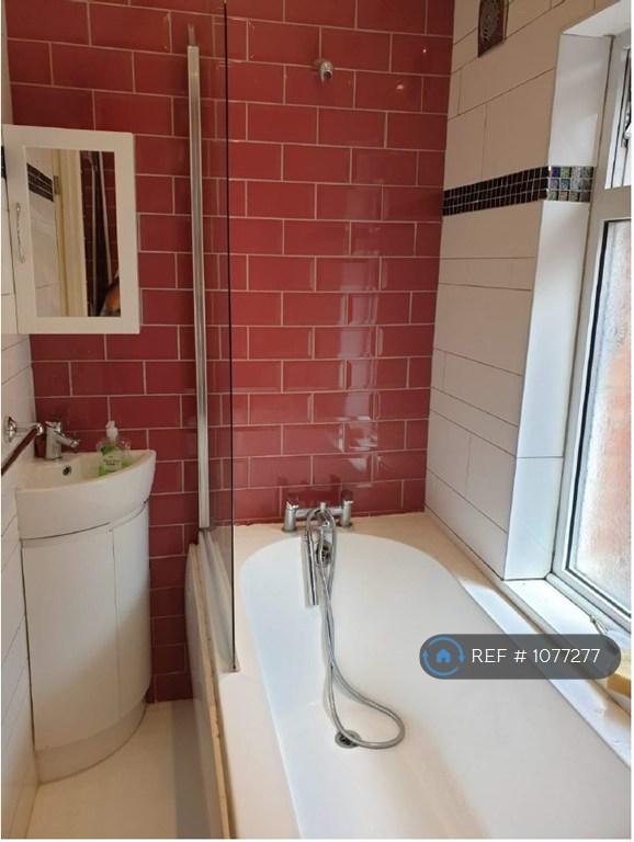 Main Bathroom (First Floor)