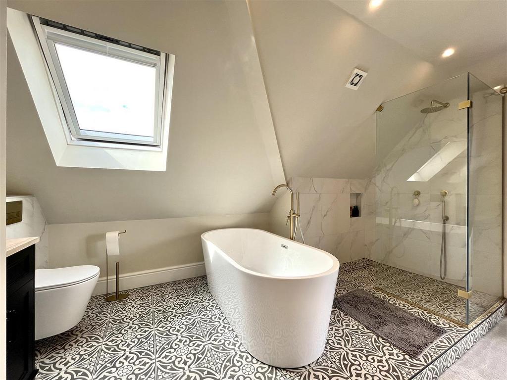 Bed 1 En Suite Bathroom