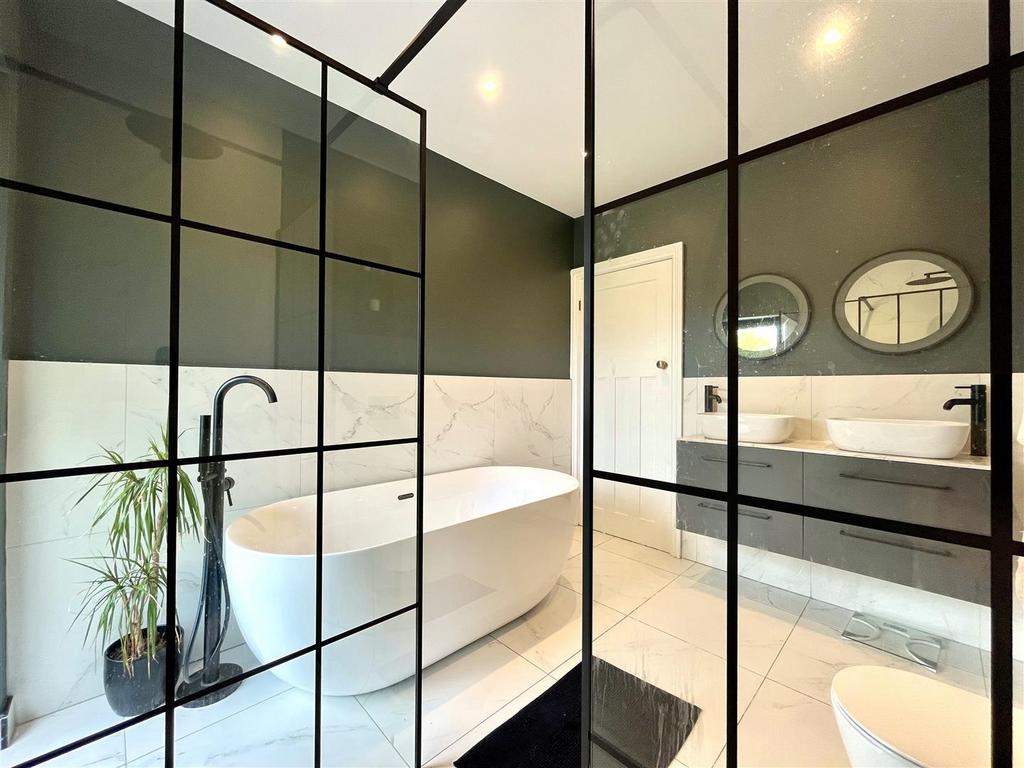 Family Bathroom 2