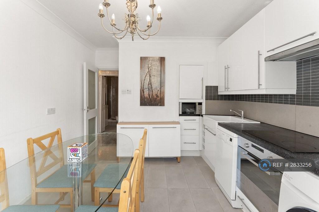 Spacious Bright Fully Fitted Kitchen