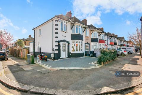 3 bedroom semi-detached house to rent, Stradbroke Grove, Ilford, IG5