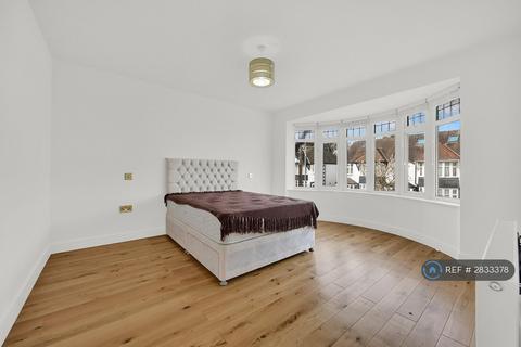 3 bedroom semi-detached house to rent, Stradbroke Grove, Ilford, IG5