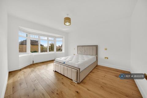 3 bedroom semi-detached house to rent, Stradbroke Grove, Ilford, IG5
