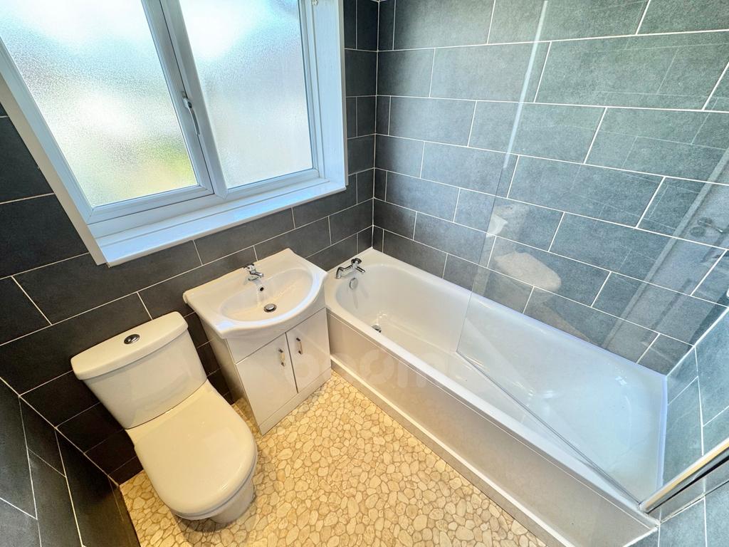 Oakwood Drive, Beith bathroom