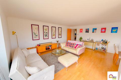 3 bedroom apartment for sale, St. Davids Square, London