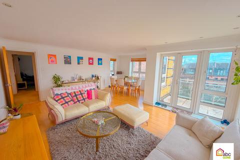 3 bedroom apartment for sale, St. Davids Square, London