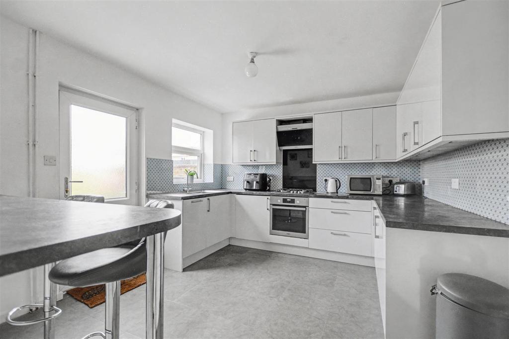 Kitchen 1.jpeg